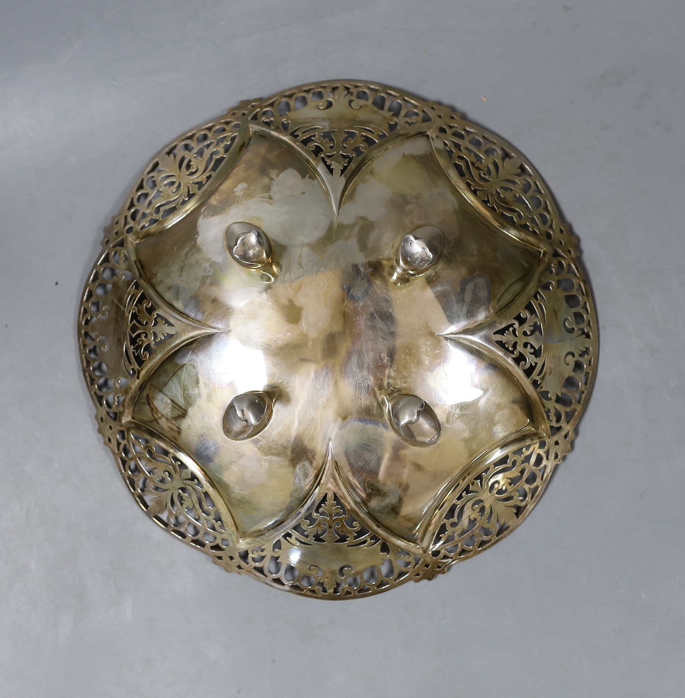 A modern pierced silver shallow bowl, Sheffield, 1973, 22.9cm, 13.5oz.